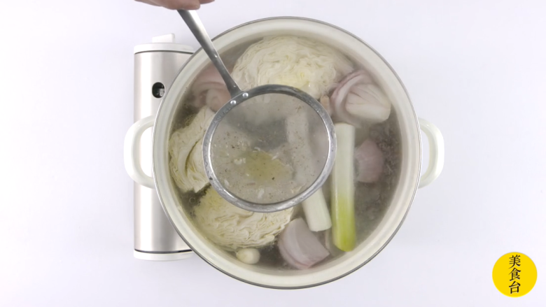 熬鸡高汤,转小火,撇去浮沫
