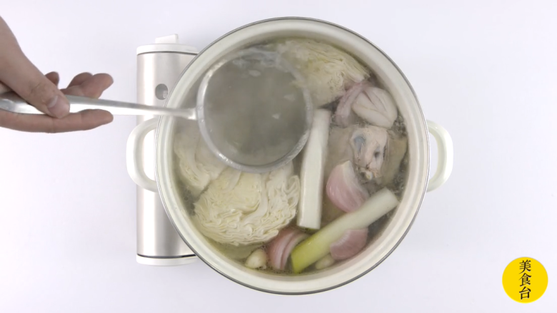 熬鸡高汤,小火熬煮3~4个小时,期间持续撇沫