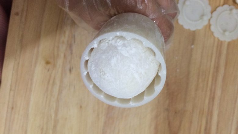 山药紫薯糕,搓好的山药球放入糕点模具,轻轻按压就好了(模具里加点糯米粉,防粘)