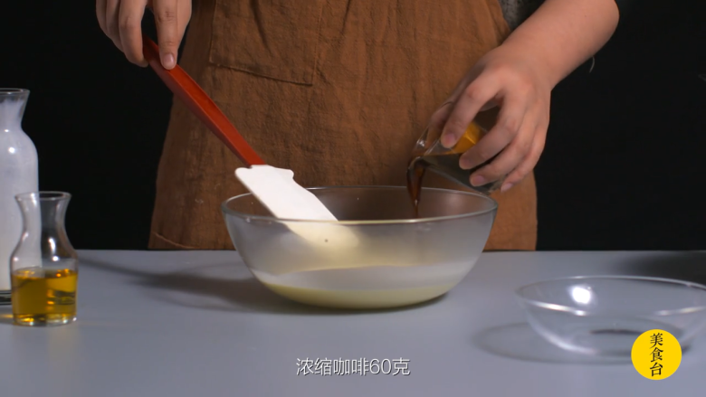提拉米苏,倒入耐热玻璃碗,加入泡发的明胶片5克搅拌均匀 浓缩咖啡60克 <a style='color:red;display:inline-block;' href='/shicai/ 903'>朗姆酒</a>50克 搅拌均匀 冷藏8小时
