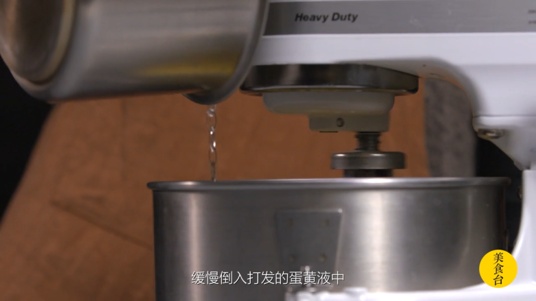 提拉米苏,小锅,加<a style='color:red;display:inline-block;' href='/shicai/ 156925'>水</a>23克 白砂糖14克,煮开至冒泡,缓慢倒入打发的蛋黄液中