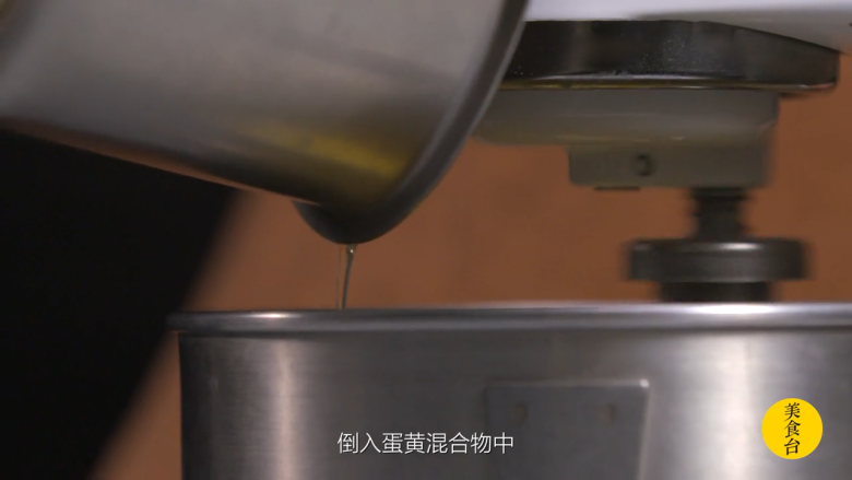 提拉米苏,加热融化明胶片10克 倒入蛋黄混合物中
