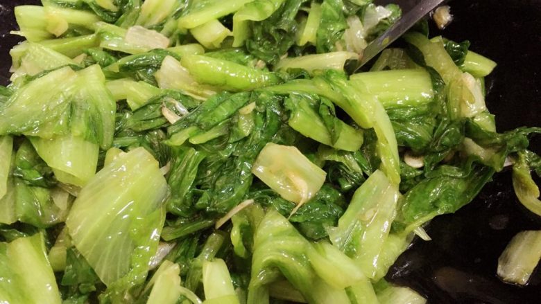 蚝油虾皮生菜#健康美颜餐#,翻炒均匀即可。因为蚝油有足够盐味,所以不用加其他调味品。