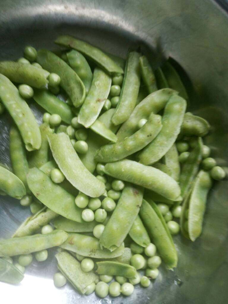 炒豌豆荚,<a style='color:red;display:inline-block;' href='/shicai/ 90708'>豌豆荚</a>去两头的茎,洗好