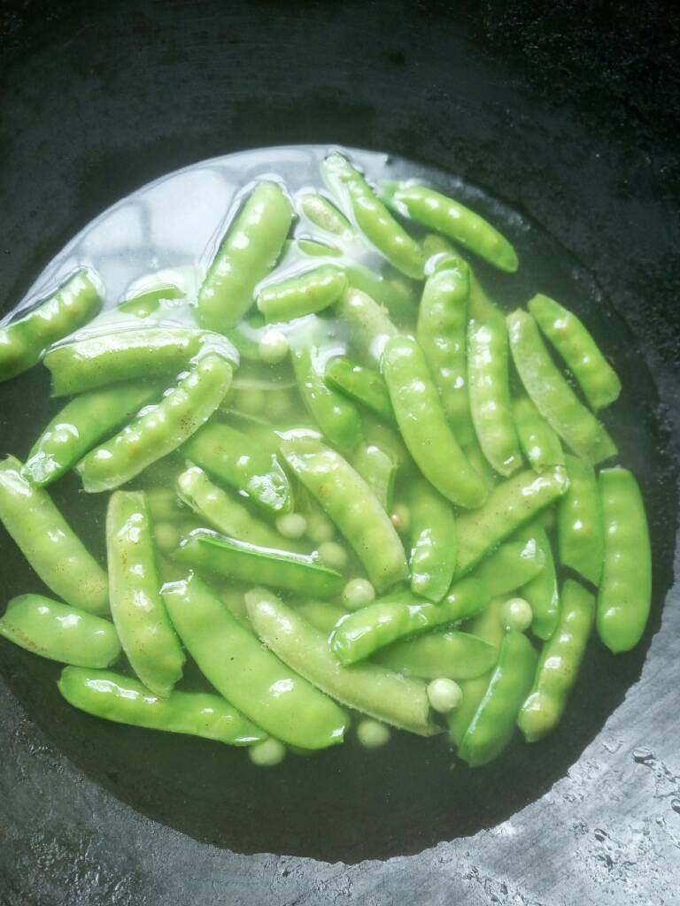炒豌豆荚,水里放入一点盐,汆烫至变色后滤水捞出