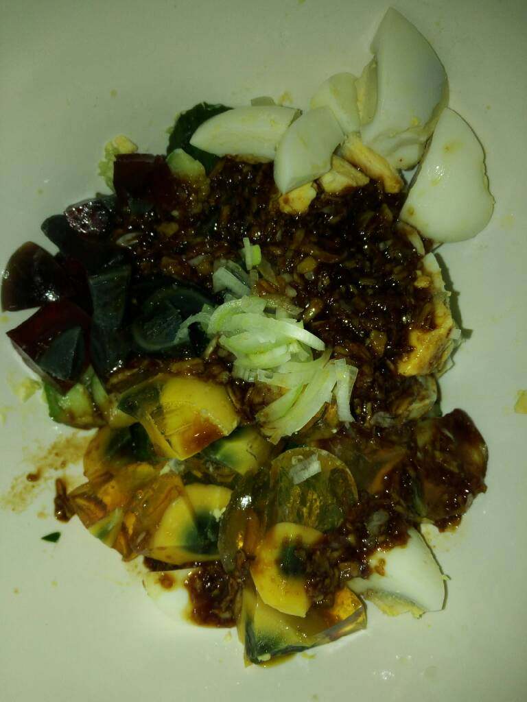 鸡蛋拌黄瓜,到入大碗。拌匀即可。