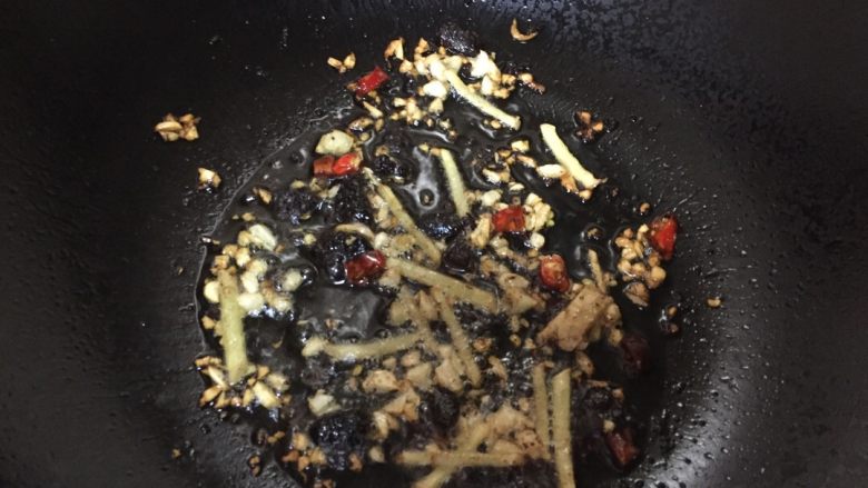 蒜香豆豉鸡翅,把姜蒜,豆豉和辣椒爆香,炸至金黄色之后 倒入鸡翅和<a style='color:red;display:inline-block;' href='/shicai/ 89'>鸡爪</a>(小火煎一会)