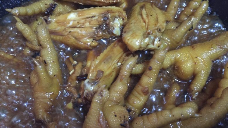蒜香豆豉鸡翅,倒入调味料:<a style='color:red;display:inline-block;' href='/shicai/ 718'>料酒</a>,盐,耗油,<a style='color:red;display:inline-block;' href='/shicai/ 692'>酱油</a>,<a style='color:red;display:inline-block;' href='/shicai/ 869'>白砂糖</a>若干(别问我为什么放糖๑乛◡乛๑ 单纯是因为广东人我什么都爱放一点点糖的习惯而已) <a style='color:red;display:inline-block;' href='/shicai/ 3738'>芝麻油</a>几滴
之后!加水,焖十分钟左右,反正等鸡爪熟了鸡翅肯定就熟了๑乛◡乛๑ 具体几分钟真的没看过
如果你煮的过程中水煮干了那就继续加水,煮到熟了为止就好啦
