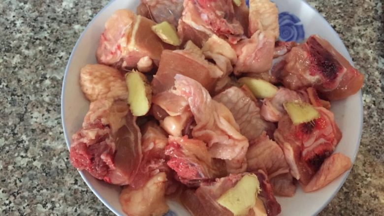 咖喱鸡腿饭～泡澡的熊猫,大<a style='color:red;display:inline-block;' href='/shicai/ 92'>鸡腿</a>一只洗净剁小块
<a style='color:red;display:inline-block;' href='/shicai/ 92'>鸡腿</a>中加入<a style='color:red;display:inline-block;' href='/shicai/ 718'>料酒</a>，盐，<a style='color:red;display:inline-block;' href='/shicai/ 37'>姜</a>腌制二十分钟到半小时根据<a style='color:red;display:inline-block;' href='/shicai/ 92'>鸡腿</a>大小块决定
