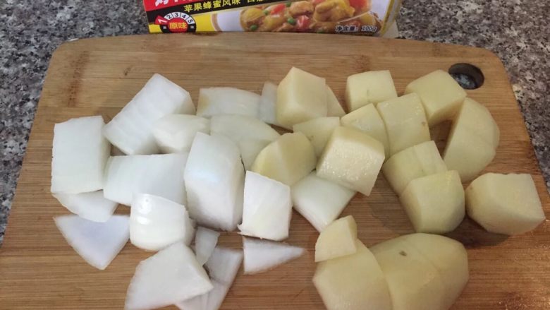 咖喱鸡腿饭～泡澡的熊猫,洋葱去皮切大块，土豆去皮切大块，百梦多<a style='color:red;display:inline-block;' href='/shicai/ 693'>咖喱</a>备用
