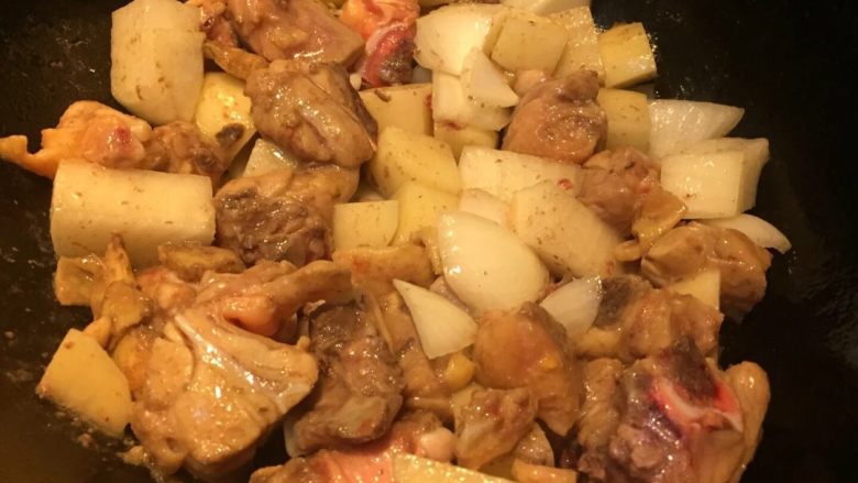 咖喱鸡腿饭～泡澡的熊猫,加入洋葱和土豆块翻炒
