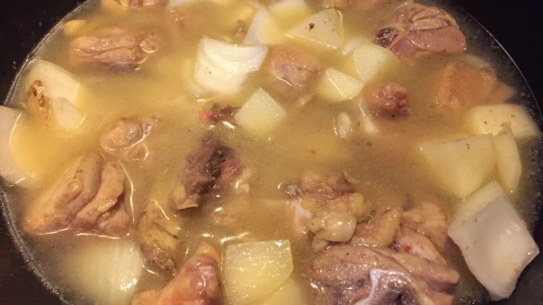 咖喱鸡腿饭～泡澡的熊猫,加入没过食材的清水大火烧开转小火炖煮二十分钟，至土豆软烂
