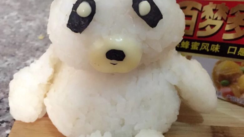 咖喱鸡腿饭～泡澡的熊猫,小熊材料，<a style='color:red;display:inline-block;' href='/shicai/ 62159'>芝士片</a>，<a style='color:red;display:inline-block;' href='/shicai/ 437'>火腿肠</a>，<a style='color:red;display:inline-block;' href='/shicai/ 279'>海苔</a>，<a style='color:red;display:inline-block;' href='/shicai/ 507'>米饭</a>
<a style='color:red;display:inline-block;' href='/shicai/ 507'>米饭</a>搓成饭团做成一大一小两个圆边三角形摞起来，<a style='color:red;display:inline-block;' href='/shicai/ 437'>火腿肠</a>片用牙签固定做耳朵
搓长条做手和脚
<a style='color:red;display:inline-block;' href='/shicai/ 279'>海苔</a>剪出眼睛鼻子嘴巴，<a style='color:red;display:inline-block;' href='/shicai/ 62159'>芝士片</a>剪出眼珠和下巴
用<a style='color:red;display:inline-block;' href='/shicai/ 279'>海苔</a>沾水将耳朵包起来
一只漂亮的大熊猫可爱的不要不要的
