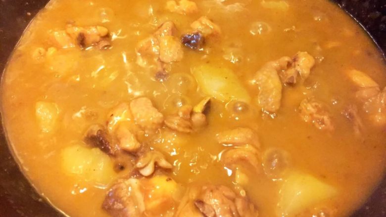 咖喱鸡腿饭～泡澡的熊猫,土豆炖至软烂以后加入百梦多咖喱块转小火至咖喱融化
不时翻拌避免糊锅
