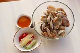辣炒花蛤,原料,花蛤、<a style='color:red;display:inline-block;' href='/shicai/ 37'>姜</a>丝、<a style='color:red;display:inline-block;' href='/shicai/ 3250'>葱</a>段、<a style='color:red;display:inline-block;' href='/shicai/ 82'>小米椒</a>段、<a style='color:red;display:inline-block;' href='/shicai/ 718'>料酒</a>、<a style='color:red;display:inline-block;' href='/shicai/ 135044'>海鲜酱油</a>