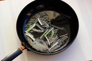 辣炒花蛤,小火,煸炒姜丝、葱段,出香味变软