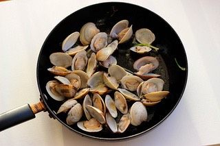 辣炒花蛤,中火下花蛤翻炒
