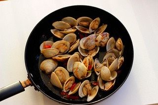 辣炒花蛤,下小米椒、海鲜酱油、料酒淋锅