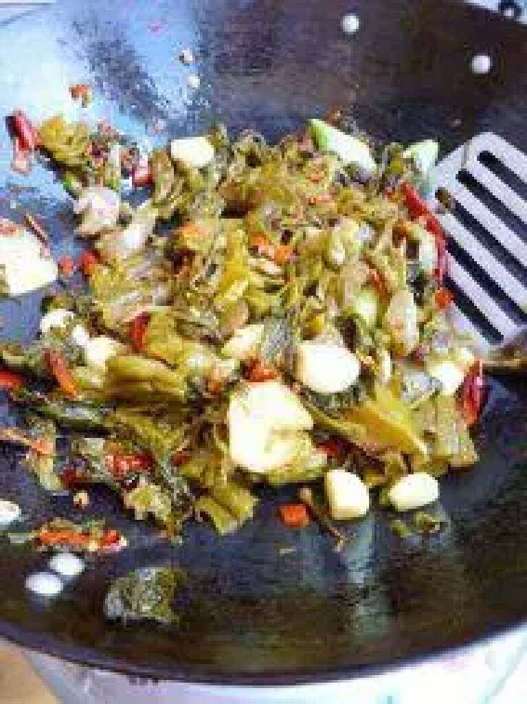 江湖酸菜鱼,下入四川酸菜煸炒,加入少许料酒,糖,添加足量的水