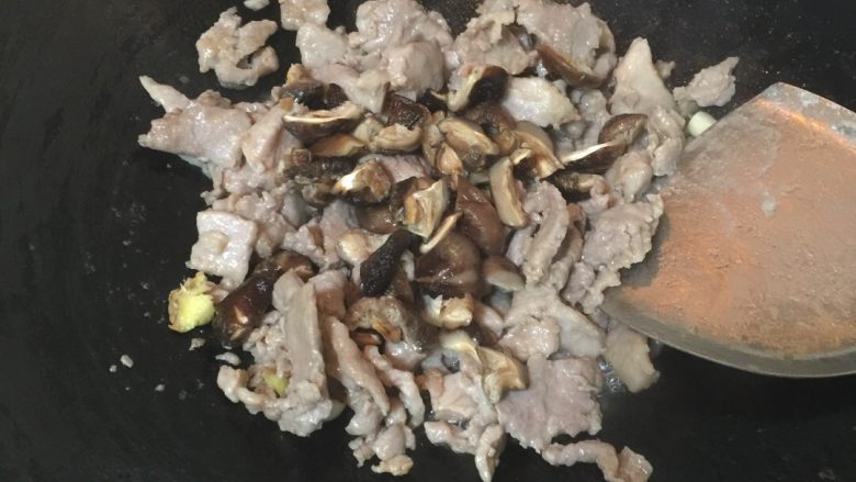 香菇肉片焖饭,热锅下油，加入姜、蒜、肉片、香菇丝一起炒香，加点蠔油，加一点点水翻炒。