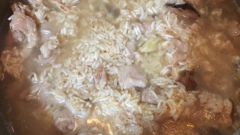 香菇肉片焖饭,加米翻炒后加水，水的量与平时做饭时差不多，煮开然后盛入电饭锅，按煮饭键。