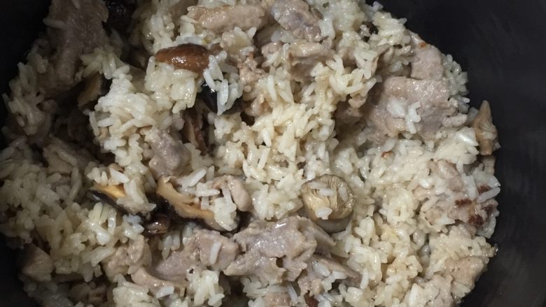 香菇肉片焖饭,电饭锅煮好后就可以吃了！