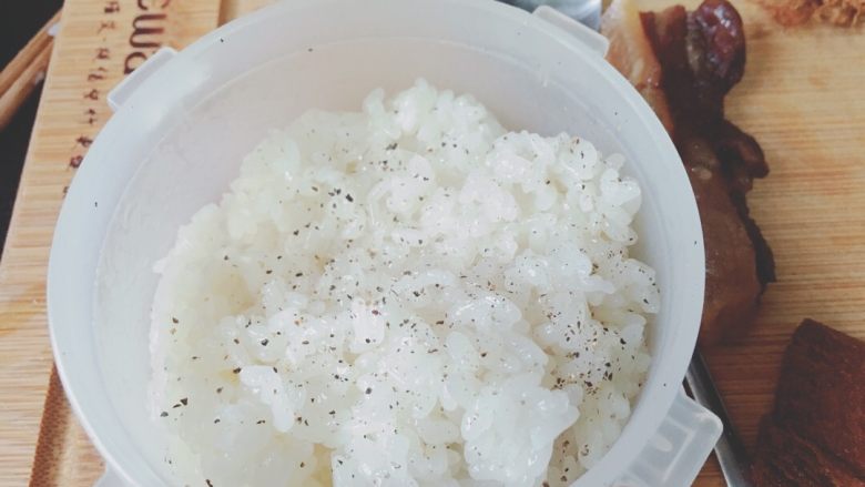 在家做台湾饭团,糯米饭提前蒸好 加少许胡椒粒