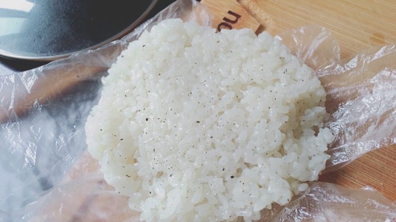 在家做台湾饭团,准备捏饭团咯