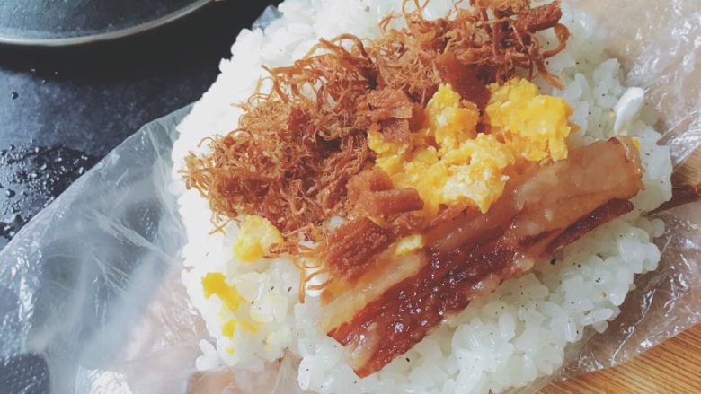 在家做台湾饭团,肉松 蛋黄 腊肉 馒头碎依次铺好