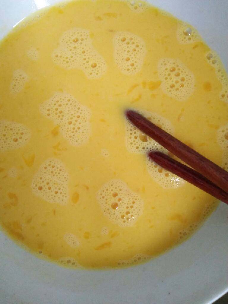 苦瓜炒蛋,<a style='color:red;display:inline-block;' href='/shicai/ 9'>鸡蛋</a>扣碗中打散