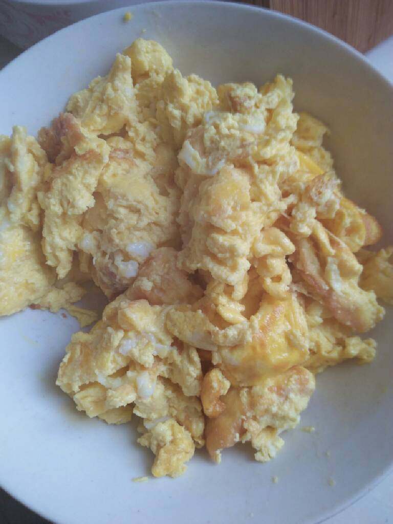 苦瓜炒蛋,炒锅热油，倒入鸡蛋炒熟盛出备用