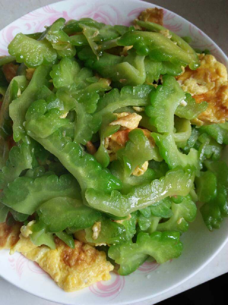 苦瓜炒蛋,再拿炒锅热油，倒入腌制好的苦瓜翻炒，再倒入炒好的鸡蛋翻炒，炒熟放入少许盐炒，再放入少许味精炒均匀出锅