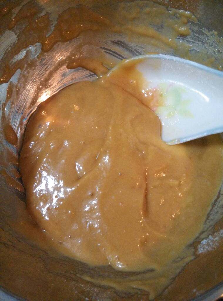 少油低糖软饼干#健康美颜餐#,把鸡蛋液倒入拌好的红糖粉中,搅拌成面糊