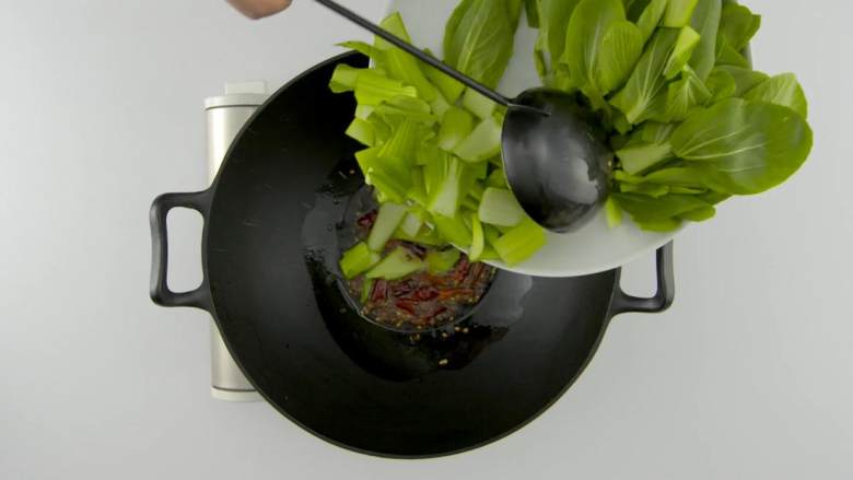 青菜的三种做法,2.中小火，热锅起油，油微热时，放<a style='color:red;display:inline-block;' href='/shicai/ 700'>花椒</a>和<a style='color:red;display:inline-block;' href='/shicai/ 62'>辣椒</a>爆香，分次加入菜杆和菜叶翻炒