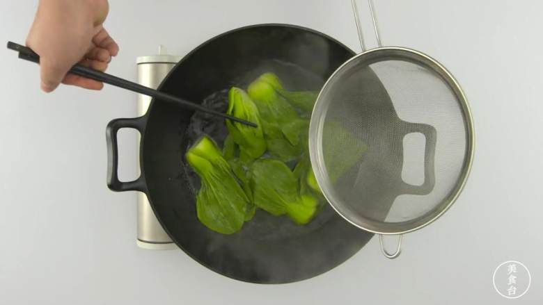 青菜的三种做法,2.热锅沸水，加少许色拉油，青菜汆烫一分钟，捞出沥干