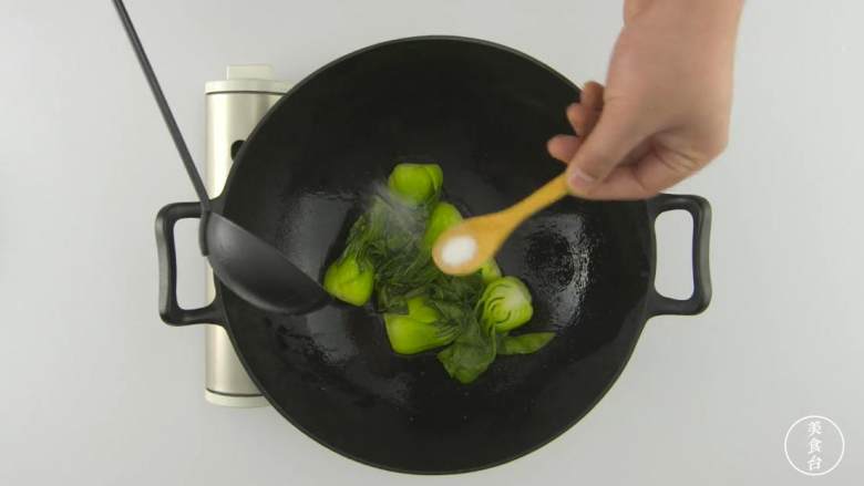 青菜的三种做法,3.热锅冷油，炒青菜，加<a style='color:red;display:inline-block;' href='/shicai/ 10588'>糖</a>翻炒均匀，加盐翻炒快速出锅