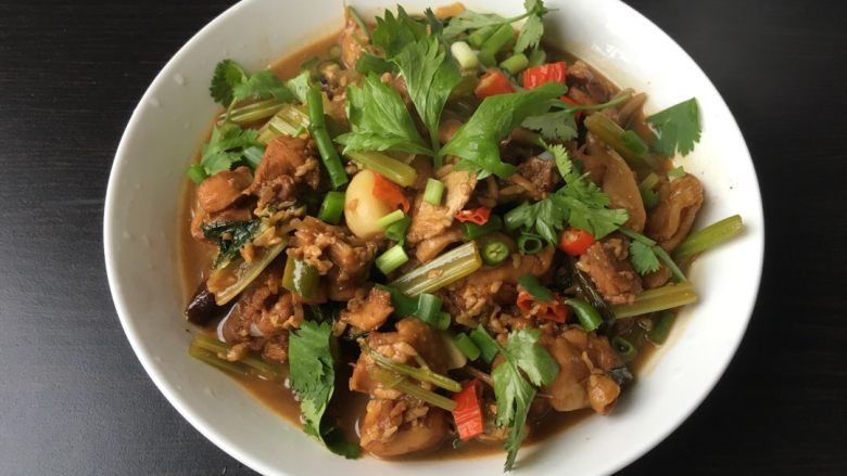 三杯鸡,放<a style='color:red;display:inline-block;' href='/shicai/ 125'>芹菜</a>叶，<a style='color:red;display:inline-block;' href='/shicai/ 125'>芹菜</a>根，辣椒碎，焖一分钟左右，出锅