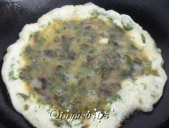 香椿炒鸡蛋#健康美颜餐#,油热，倒入鸡蛋液，翻炒。