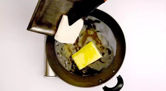 火锅底料,炒锅置中火上，<a style='color:red;display:inline-block;' href='/shicai/ 848'>菜籽油</a>炼熟后倒入<a style='color:red;display:inline-block;' href='/shicai/ 854'>牛油</a>熬化