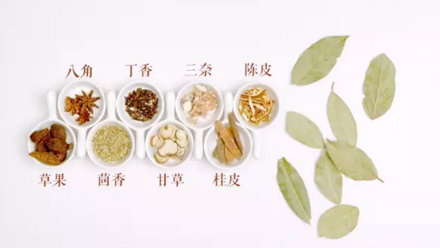 火锅底料,把青<a style='color:red;display:inline-block;' href='/shicai/ 134569'>红花椒</a>、所有辣椒和香料（<a style='color:red;display:inline-block;' href='/shicai/ 695'>八角</a>、三奈、桂皮、<a style='color:red;display:inline-block;' href='/shicai/ 3749'>小茴香</a>、<a style='color:red;display:inline-block;' href='/shicai/ 3766'>草果</a>、<a style='color:red;display:inline-block;' href='/shicai/ 3771'>甘草</a>、<a style='color:red;display:inline-block;' href='/shicai/ 3772'>陈皮</a>、<a style='color:red;display:inline-block;' href='/shicai/ 3770'>丁香</a>、<a style='color:red;display:inline-block;' href='/shicai/ 741'>香叶</a>）下锅，继续小火炒约20分钟