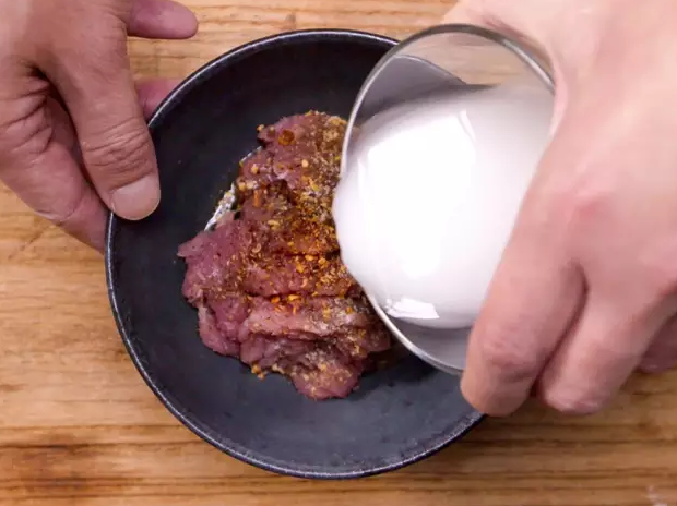 水煮肉片,浆。生粉不要太多，用一点点水调开，倒进肉片里，一起拌匀。或者用蛋液和生粉（不加水调开），加入肉片中拌匀。