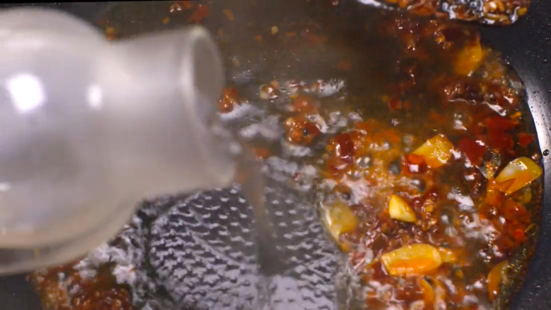 水煮肉片,锅里倒油，烧开，炒香<a style='color:red;display:inline-block;' href='/shicai/ 705'>豆瓣酱</a>，接着加入花椒粒、蒜末、姜片，香气出来后，加入一点清水。