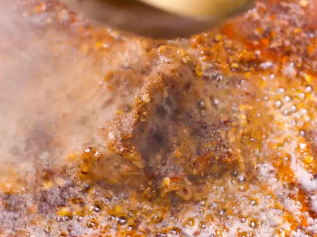 水煮肉片,把撒好辣椒粉和花椒粉的水煮肉片端上桌，准备一勺热油（油温控制在五成热，太高会烧焦辣椒，太低呛不出香味），淋上去，嘶啦一声，呛出麻辣的味道，就可以动筷子了。