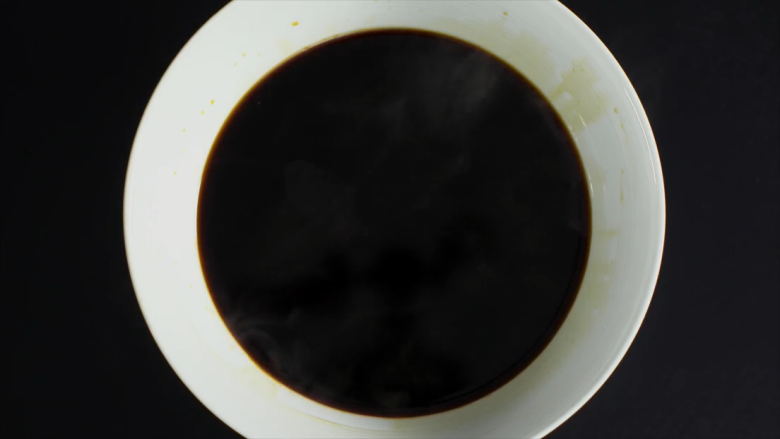 武汉热干面,等水煮开后，加入盐、<a style='color:red;display:inline-block;' href='/shicai/ 3729'>白糖</a>、<a style='color:red;display:inline-block;' href='/shicai/ 813'>鸡粉</a>、醋和<a style='color:red;display:inline-block;' href='/shicai/ 762'>老抽</a>，搅拌均匀。之后滤去香料，放置在一边自然冷却，料水就做好了