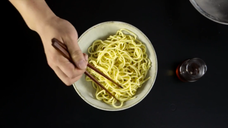武汉热干面,捞出过一下冷水,沥干,盛入面碗中,淋上一点香油,防止面条打结