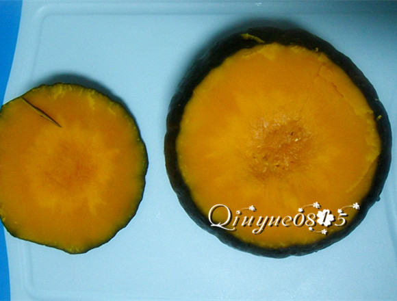 南瓜盏蔬菜浓汤#健康美颜餐#,把南瓜整个放入笼屉蒸熟。等南瓜凉凉后,切个南瓜盖