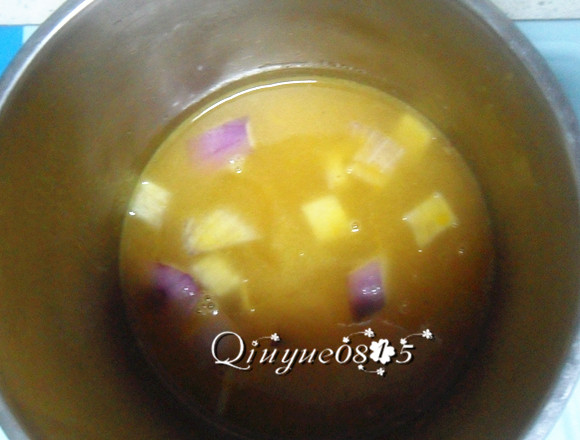南瓜盏蔬菜浓汤#健康美颜餐#,一起放入豆浆机,按蔬菜浓汤键。