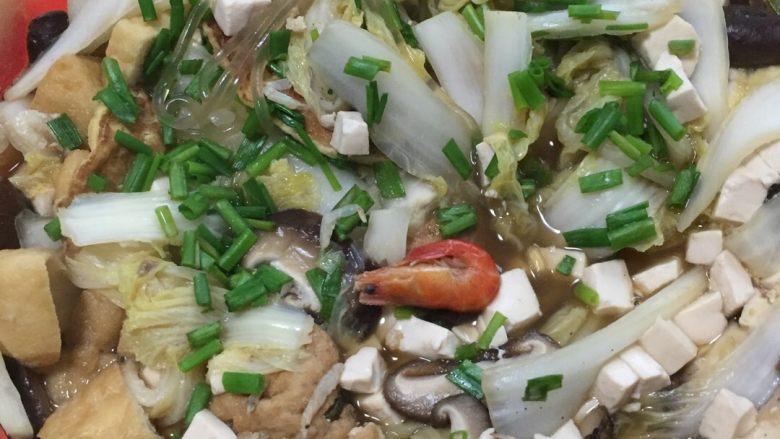 杂锅煮,<a style='color:red;display:inline-block;' href='/shicai/ 523'>粉丝</a>热水泡软，蔬菜洗干净切条。
锅中放凉水煮开，
倒入酱油、味淋，
放入<a style='color:red;display:inline-block;' href='/shicai/ 4442'>蛋饺</a>、<a style='color:red;display:inline-block;' href='/shicai/ 335'>鱼丸</a>、虾、虾皮，
10分钟后放入<a style='color:red;display:inline-block;' href='/shicai/ 114'>白菜</a>、豆腐、<a style='color:red;display:inline-block;' href='/shicai/ 230'>香菇</a>、<a style='color:red;display:inline-block;' href='/shicai/ 523'>粉丝</a>。
煮到<a style='color:red;display:inline-block;' href='/shicai/ 114'>白菜</a>变软，大约5分钟后撒入香葱，关火