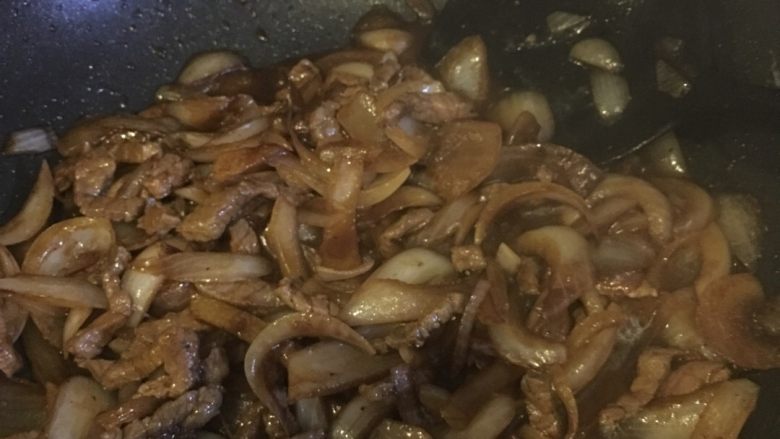 洋葱炒牛肉丝,倒入盐三勺 酱油一勺 继续翻炒