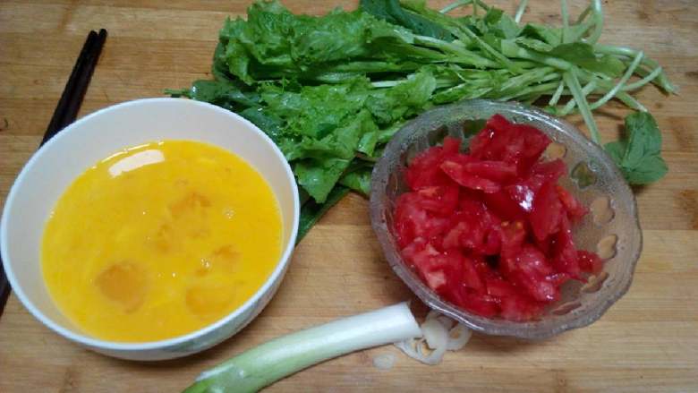 西红柿鸡蛋青菜打卤面,鸡蛋打散加少许盐~少许醋去腥~